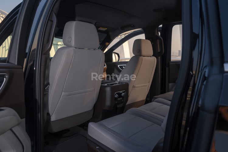 أسود GMC Yukon XL للإيجار في أبو ظبي 3