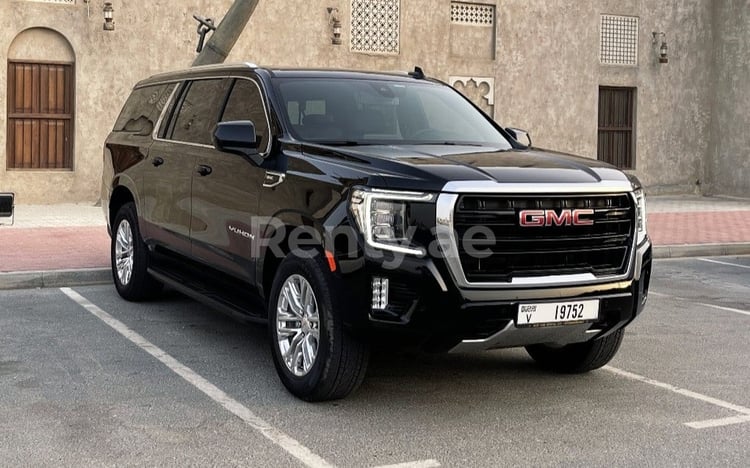 Nero GMC Yukon XL in affitto a Abu-Dhabi