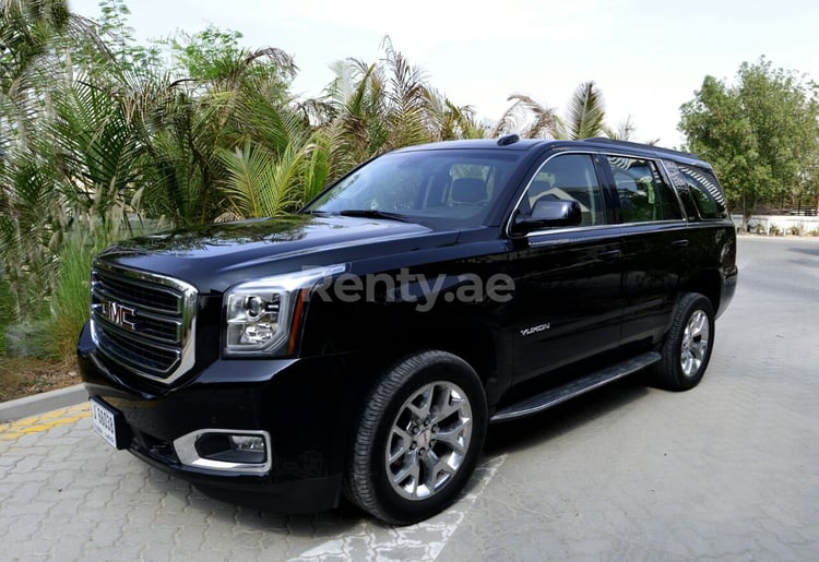 Schwarz GMC Yukon zur Miete in Dubai 2