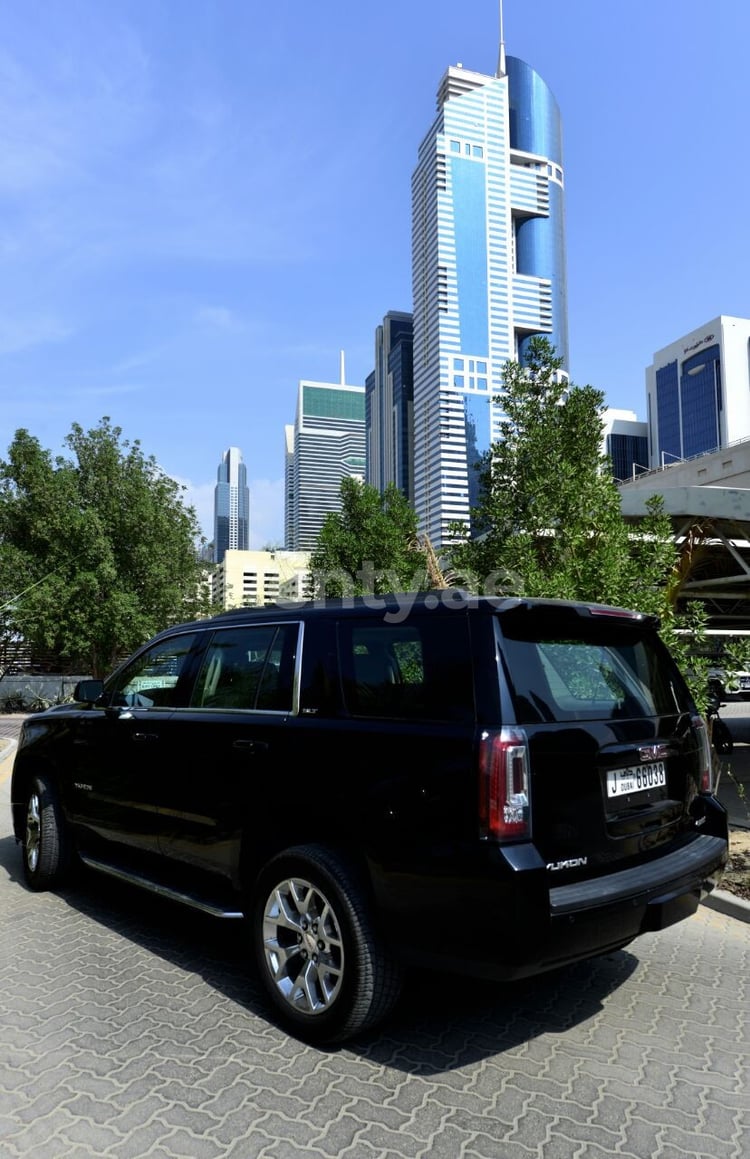 Negro GMC Yukon en alquiler en Abu-Dhabi 3