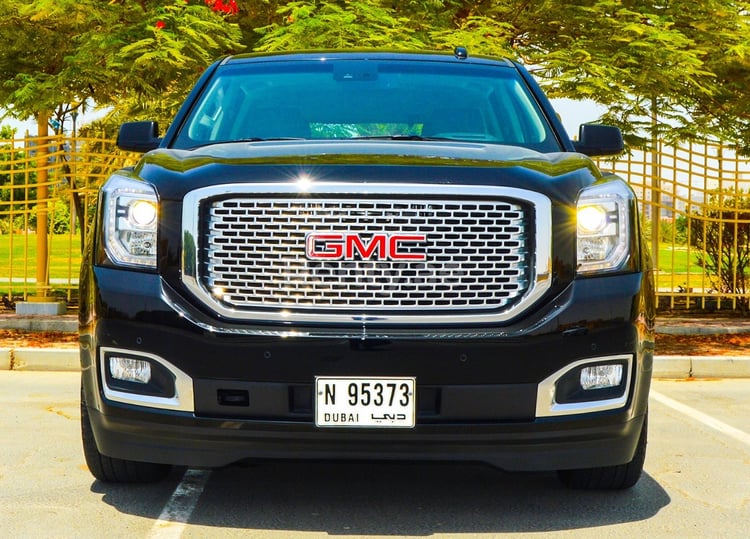 Schwarz GMC Yukon zur Miete in Dubai