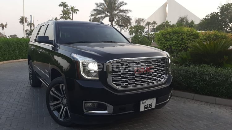 在迪拜租赁黑色 GMC Yukon 0