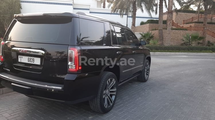 Schwarz GMC Yukon zur Miete in Dubai 2