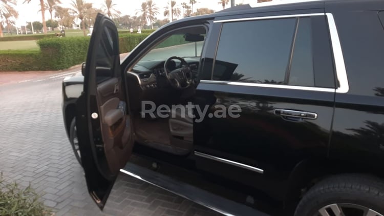 Schwarz GMC Yukon zur Miete in Abu-Dhabi 3