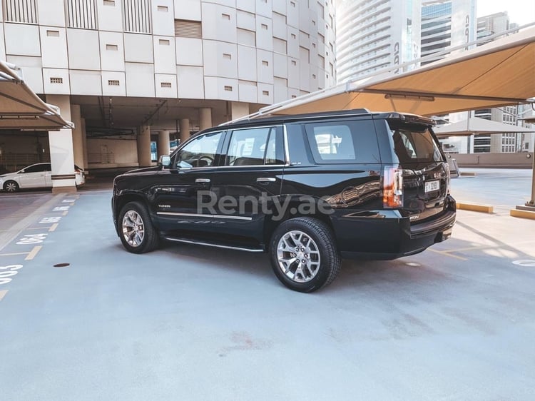 Schwarz GMC Yukon zur Miete in Dubai 0