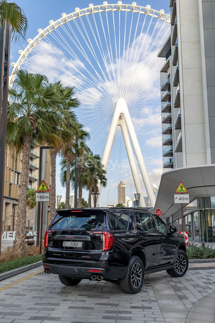 Negro GMC Yukon AT4 en alquiler en Abu-Dhabi 2