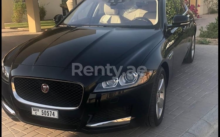 Schwarz Jaguar XF zur Miete in Abu-Dhabi