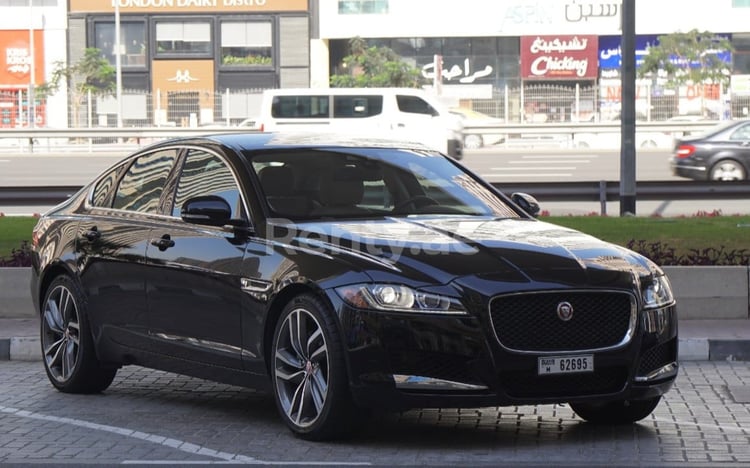 Schwarz Jaguar XF zur Miete in Abu-Dhabi