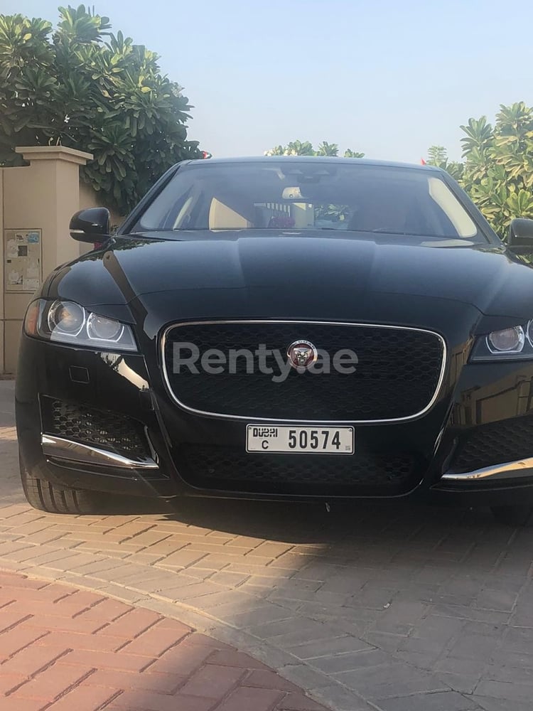 Noir Jaguar XF en location à Abu-Dhabi 1