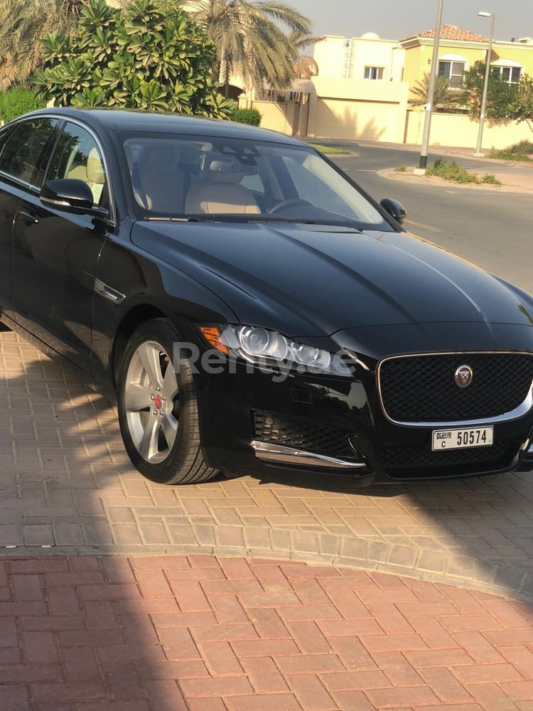 Noir Jaguar XF en location à Dubai 4