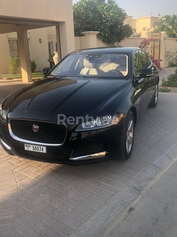 Noir Jaguar XF en location à Dubai 5