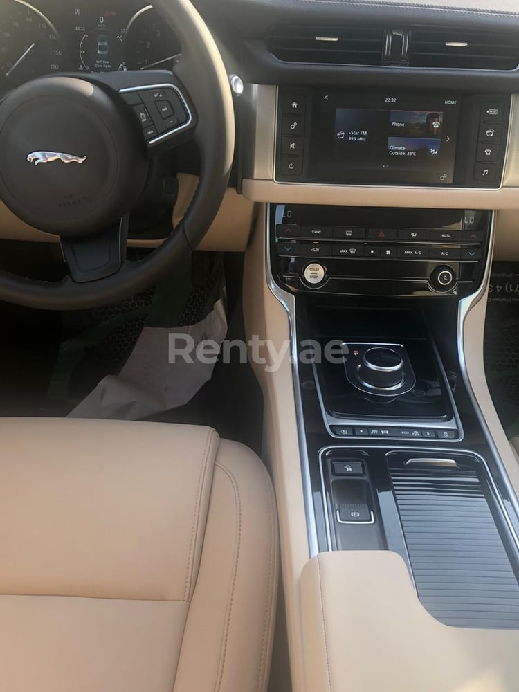 Negro Jaguar XF en alquiler en Abu-Dhabi 6