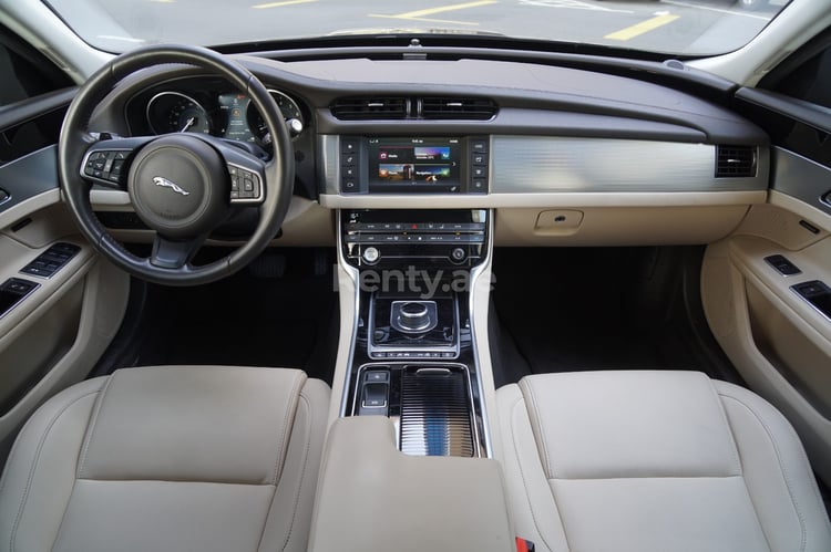 أسود Jaguar XF للإيجار في أبو ظبي 0