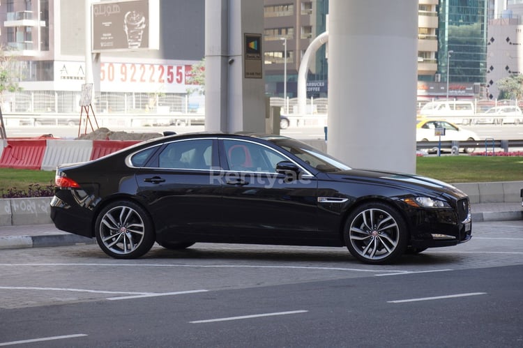 Negro Jaguar XF en alquiler en Dubai 3