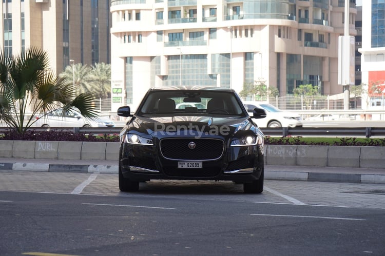 Negro Jaguar XF en alquiler en Dubai 4