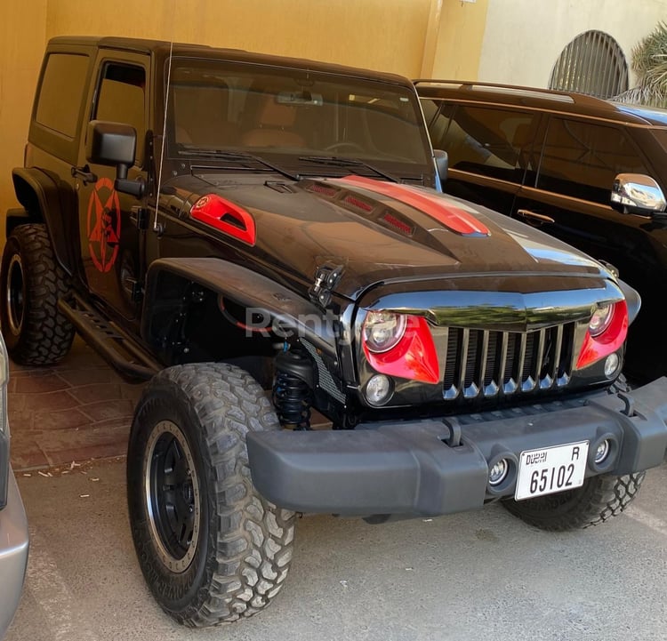 Negro Jeep Wrangler en alquiler en Abu-Dhabi 3