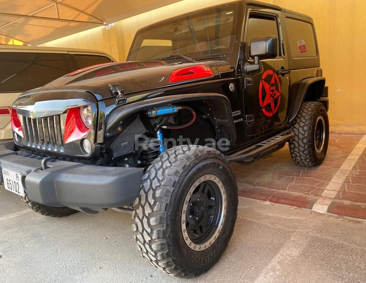 Schwarz Jeep Wrangler zur Miete in Abu-Dhabi 4