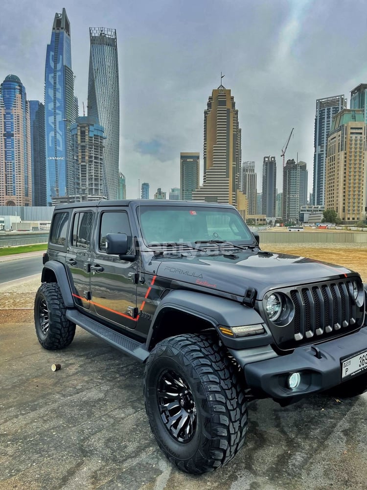 Schwarz Jeep Wrangler zur Miete in Dubai 2