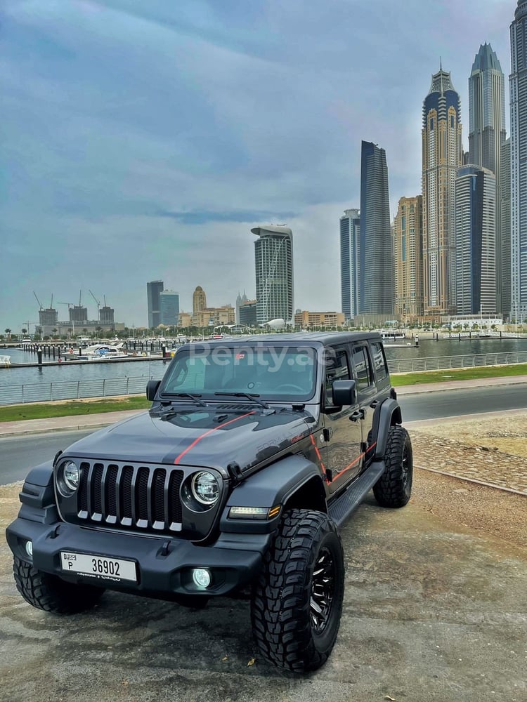 Schwarz Jeep Wrangler zur Miete in Abu-Dhabi 3