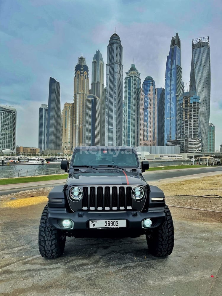 Negro Jeep Wrangler en alquiler en Dubai 8