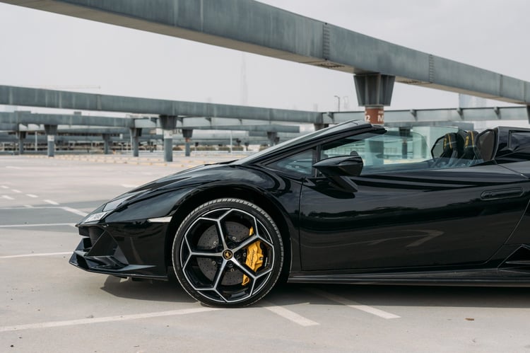 أسود Lamborghini Evo Spyder للإيجار في أبو ظبي 2