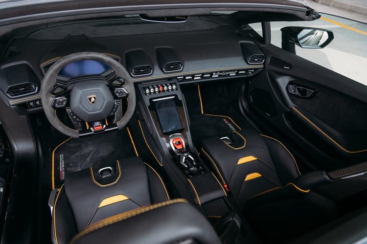 أسود Lamborghini Evo Spyder للإيجار في أبو ظبي 3