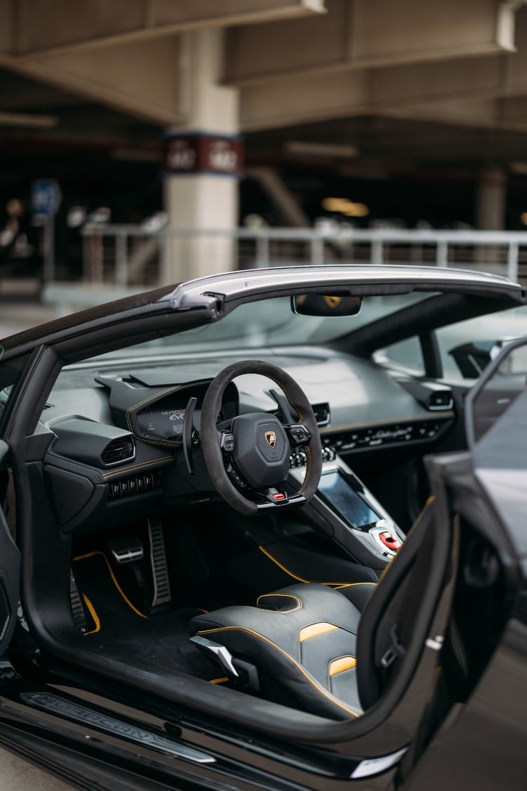 Negro Lamborghini Evo Spyder en alquiler en Sharjah 5