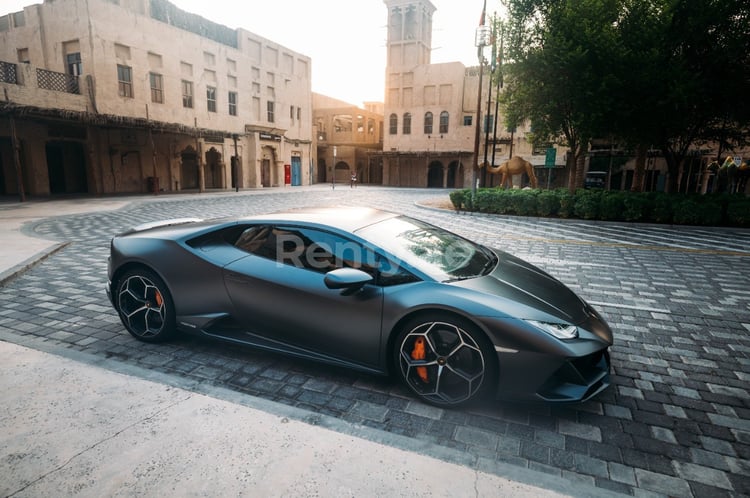 Nero Lamborghini Evo in affitto a Abu-Dhabi 2