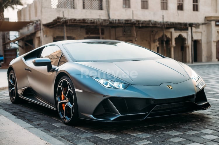 أسود Lamborghini Evo للإيجار في دبي 4