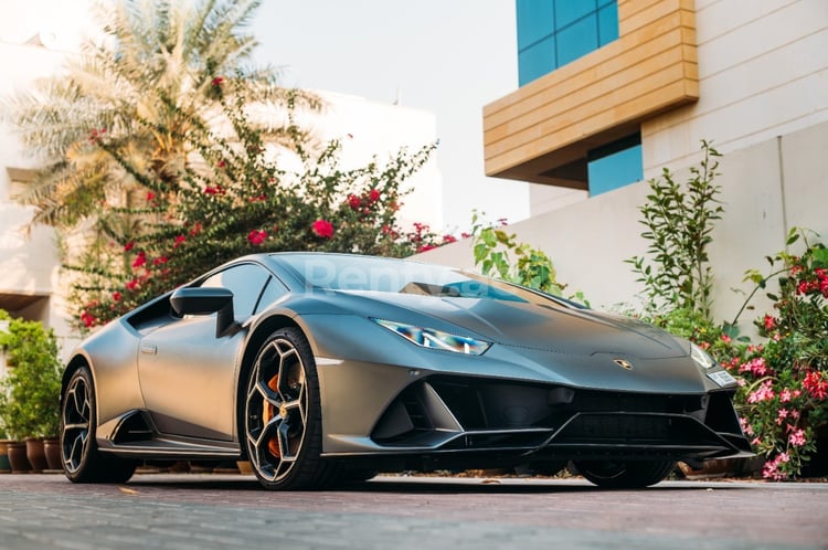 Noir Lamborghini Evo en location à Dubai 7