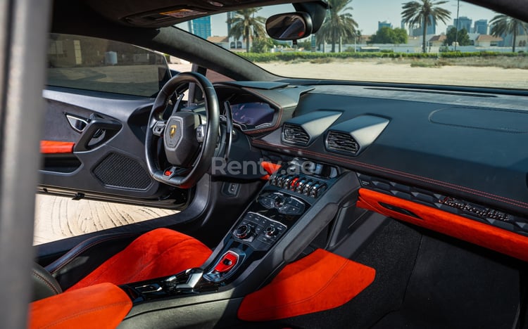 Negro Lamborghini Huracan en alquiler en Dubai 5