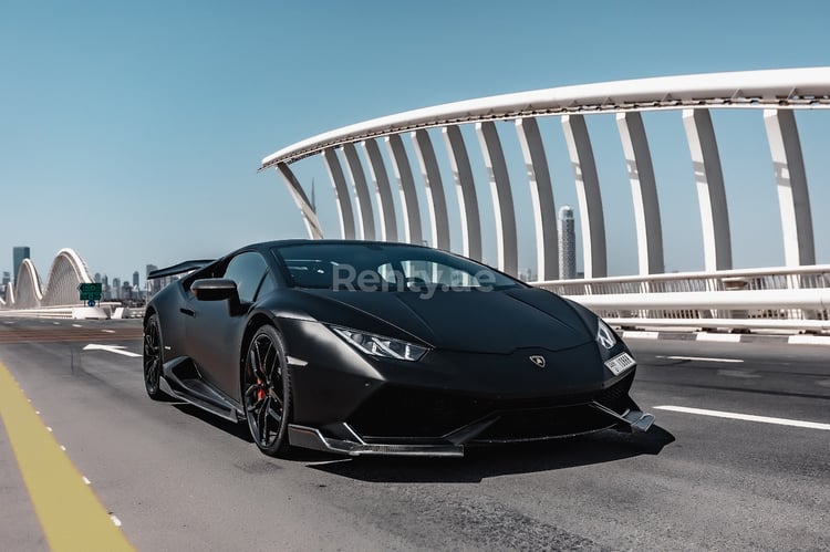 Schwarz Lamborghini Huracan zur Miete in Sharjah 0