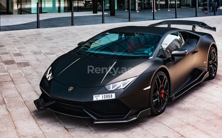 Noir Lamborghini Huracan en location à Dubai