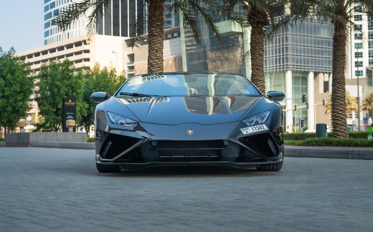 Nero Lamborghini Evo Spyder in affitto a Abu-Dhabi 0