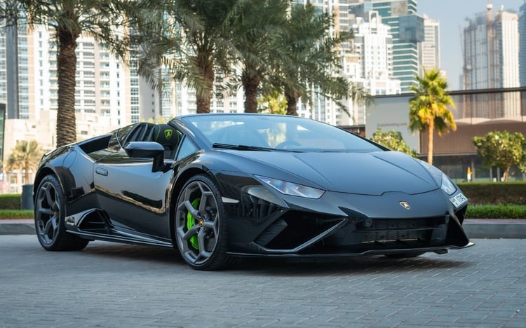 Negro Lamborghini Evo Spyder en alquiler en Dubai