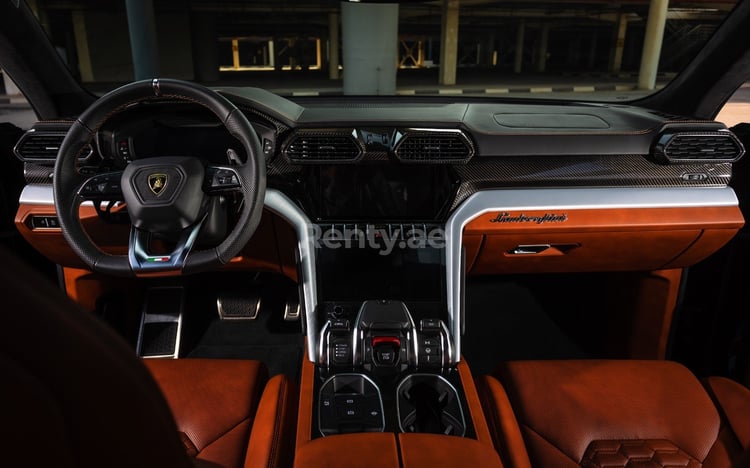 Черный Lamborghini Urus в аренду в Дубай 2