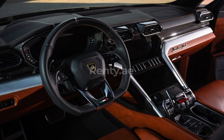 Negro Lamborghini Urus en alquiler en Sharjah 4