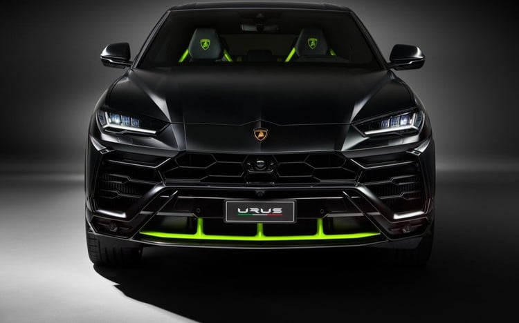 Negro Lamborghini Urus en alquiler en Sharjah