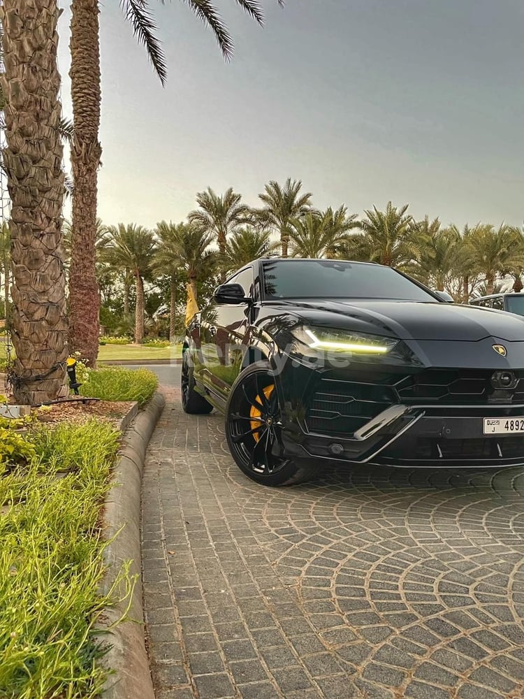 Negro Lamborghini Urus en alquiler en Dubai 0