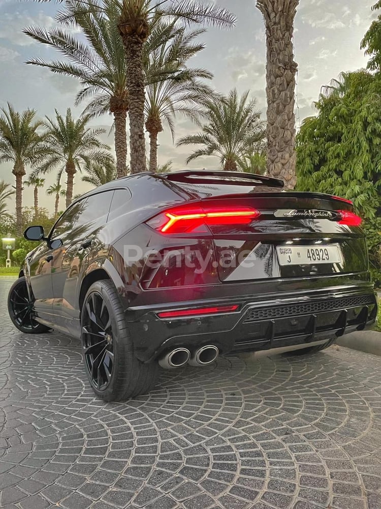 Noir Lamborghini Urus en location à Abu-Dhabi 2