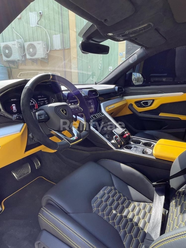 Schwarz Lamborghini Urus zur Miete in Dubai 3