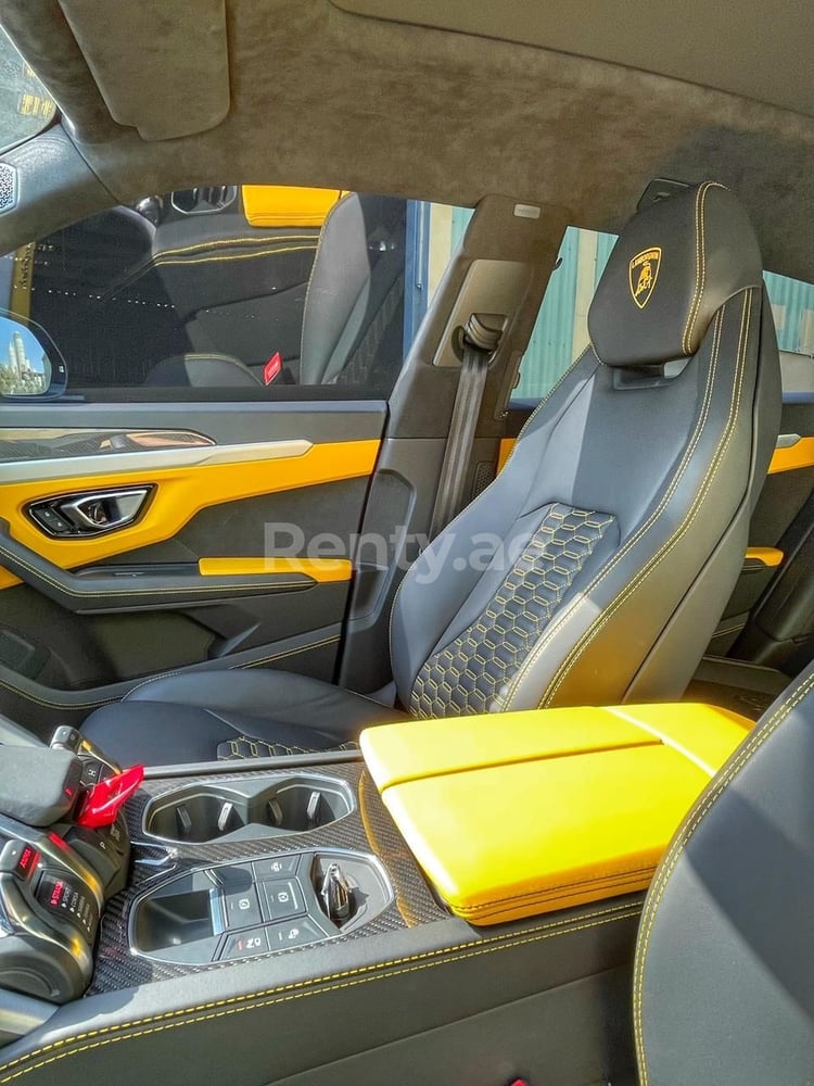 Schwarz Lamborghini Urus zur Miete in Dubai 4