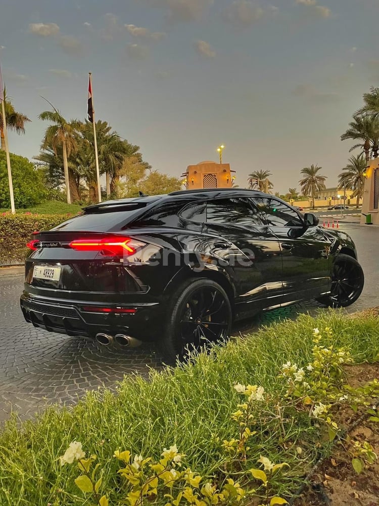 Schwarz Lamborghini Urus zur Miete in Dubai 6