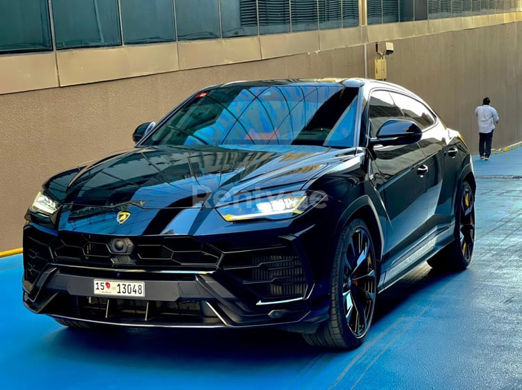 Noir Lamborghini Urus en location à Dubai 3