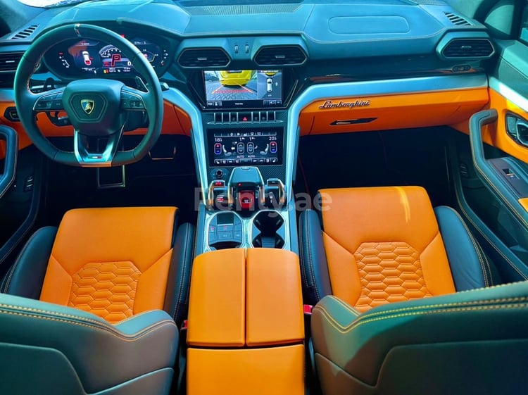 أسود Lamborghini Urus للإيجار في دبي 4