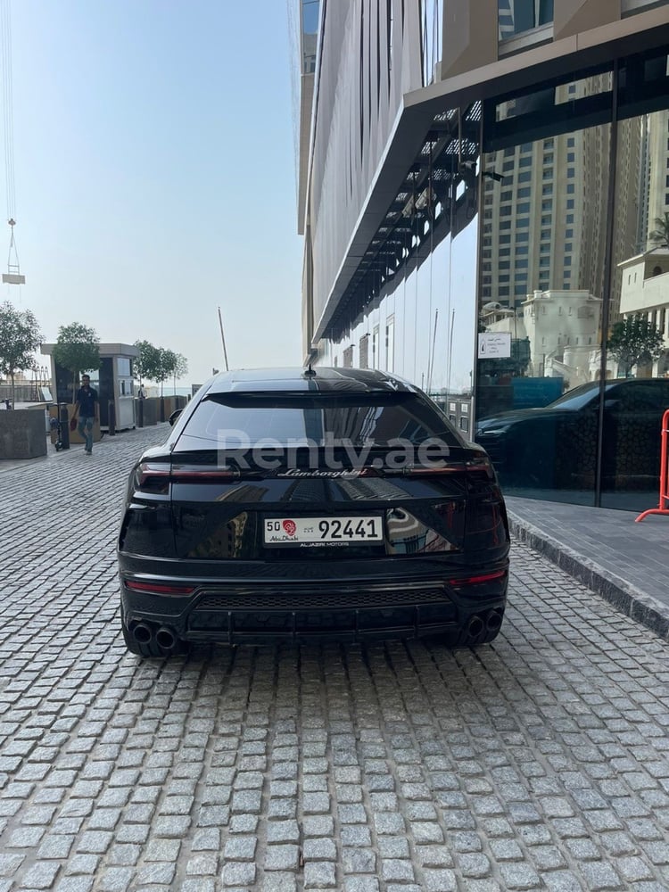 Schwarz Lamborghini Urus zur Miete in Dubai 2