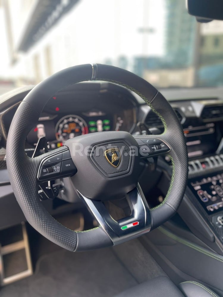 Schwarz Lamborghini Urus zur Miete in Dubai 6