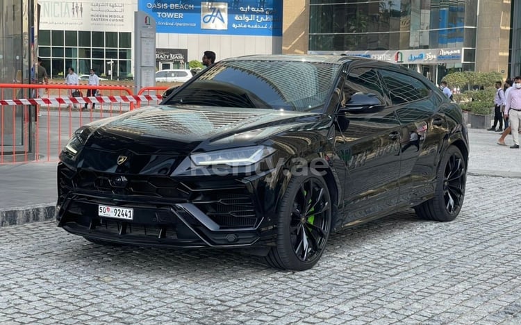 Noir Lamborghini Urus en location à Dubai