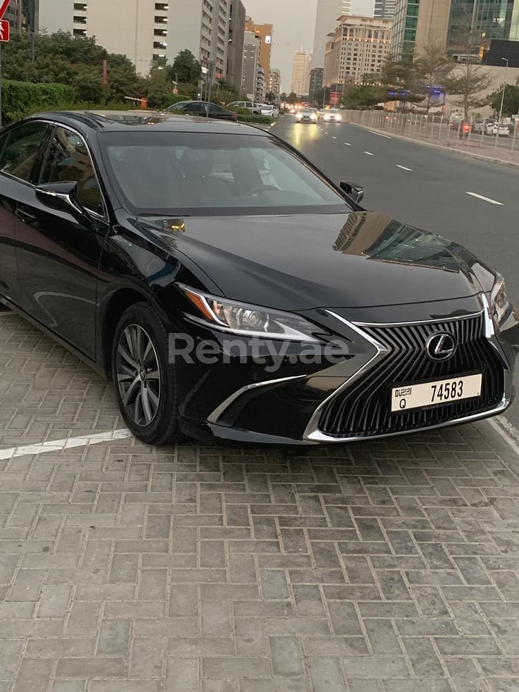 在沙迦租赁黑色 Lexus ES350 0