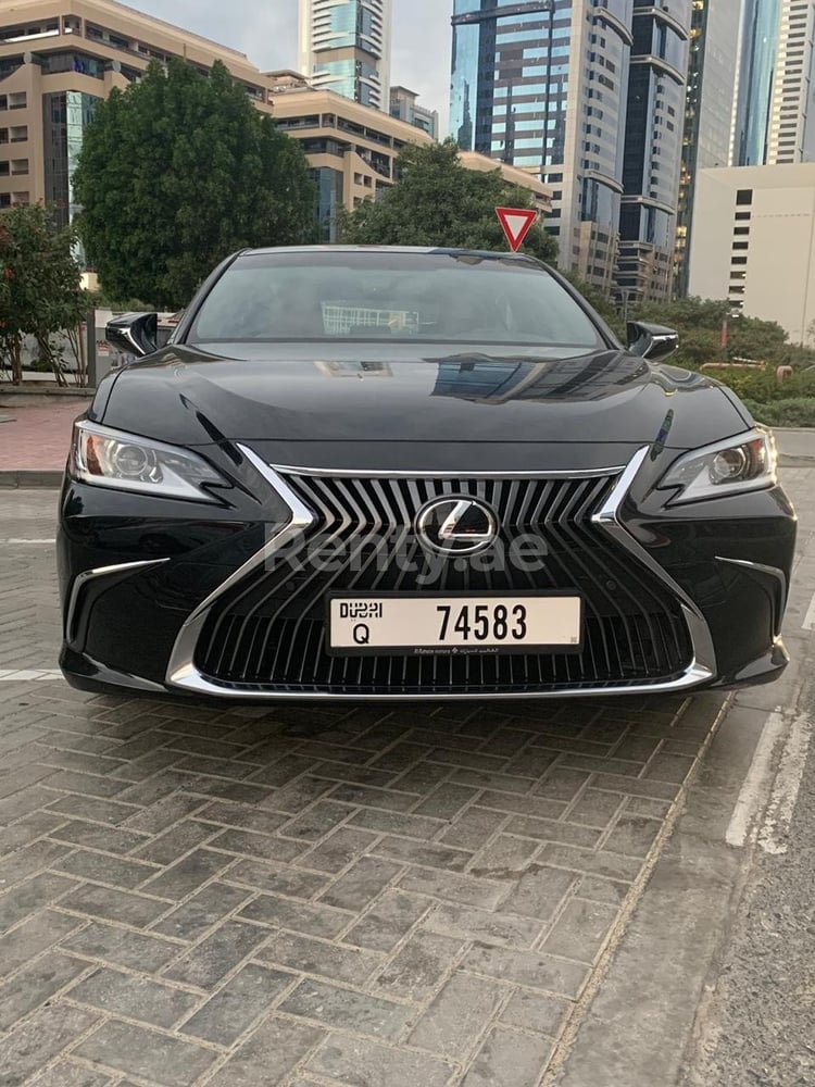 Noir Lexus ES350 en location à Abu-Dhabi 6